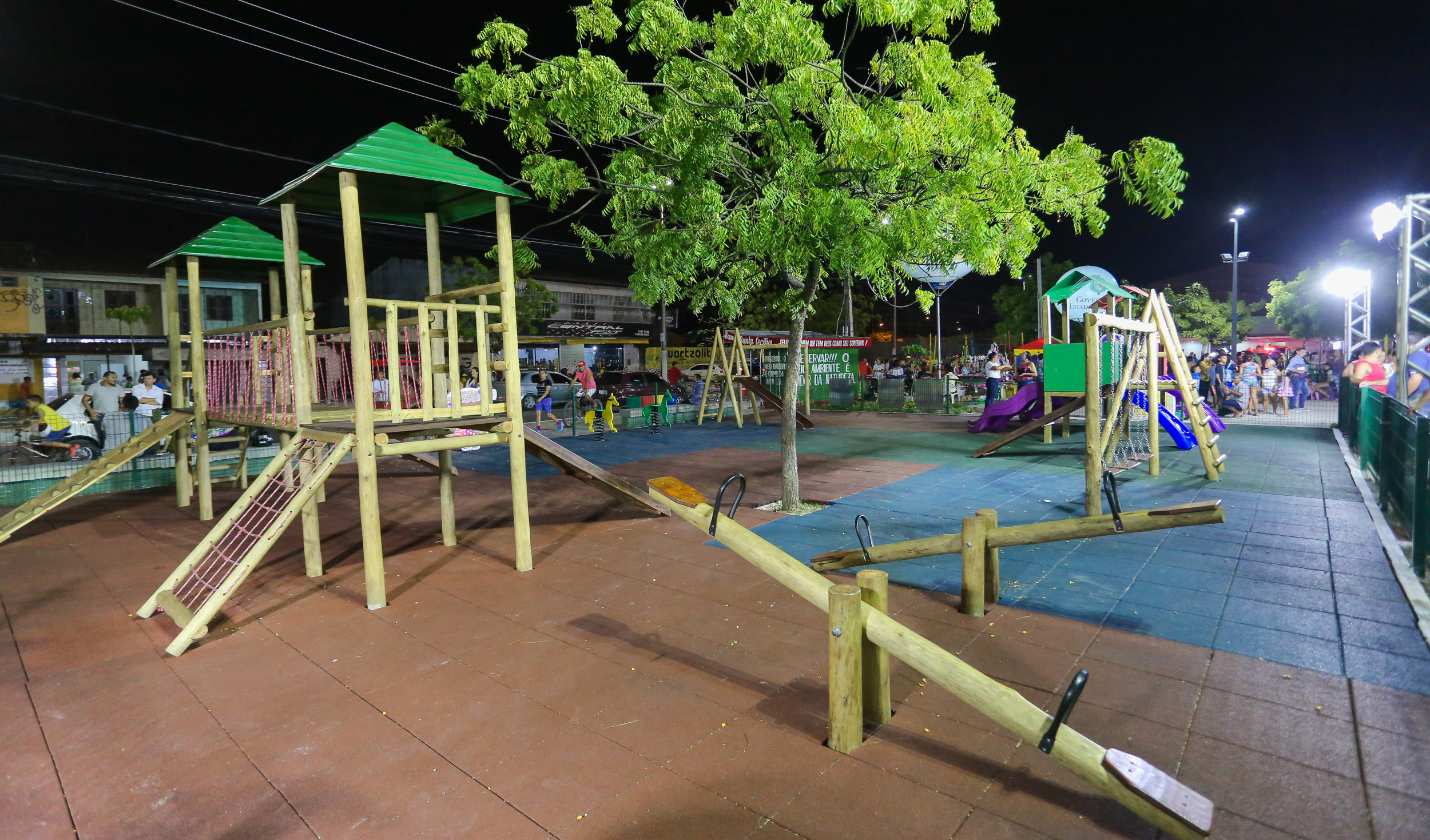 brinquedo em praça em formato de uma casinha dupla com ponte 